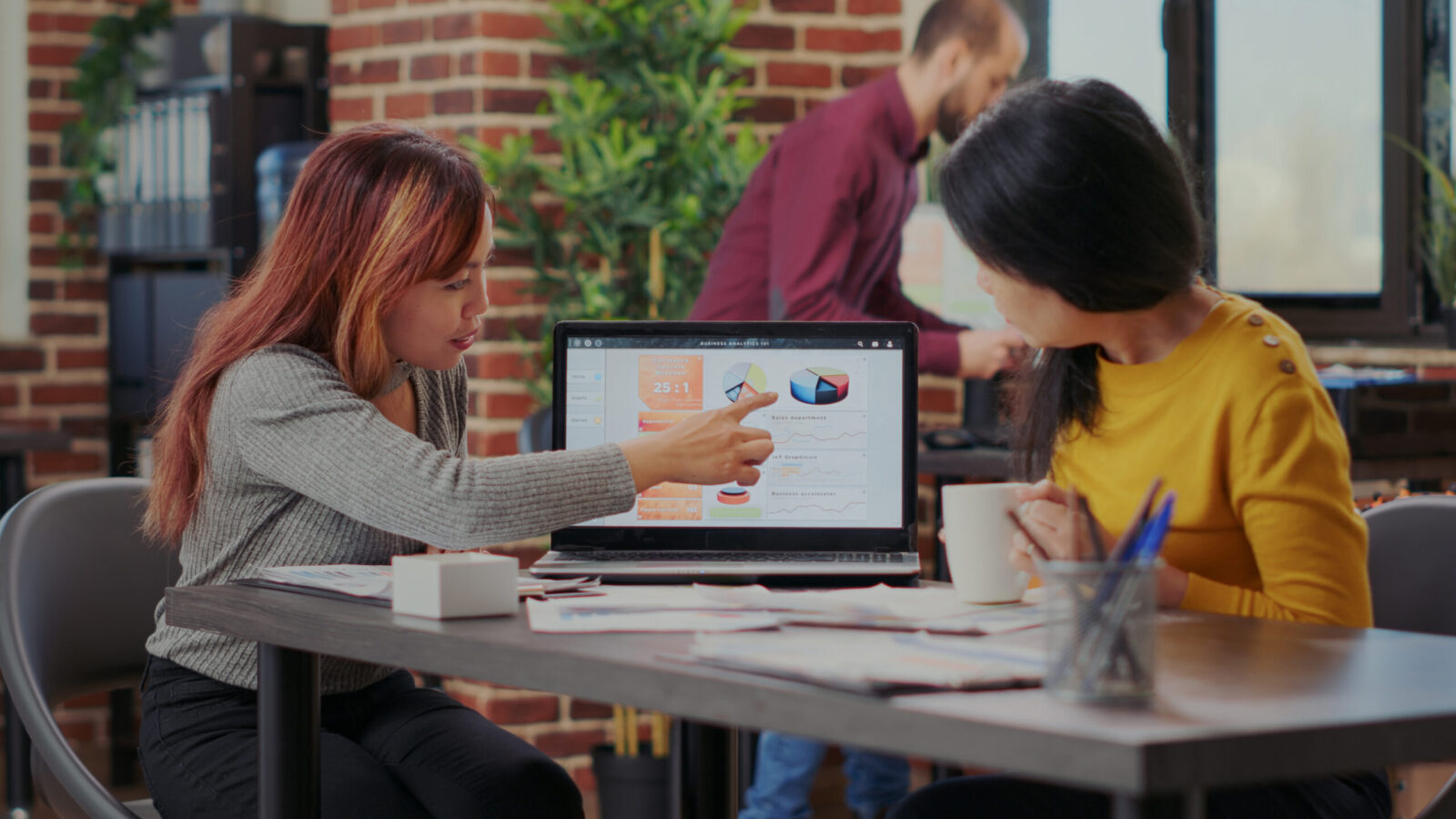 Field Marketing vs Demand Generation: Where They Overlap and Where They Diverge 